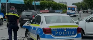 Maşină de poliţie, implicată într-un ACCIDENT rutier în Craiova. Autospeciala avea în funcţiune semnalele luminoase