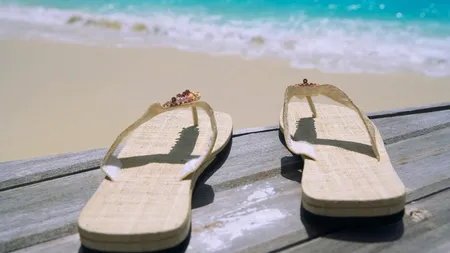 Ce riști, dacă te prind polițiștii că ești încălțat în ȘLAPI când conduci mașina. Detaliul pe care trebuie să-l știe șoferii