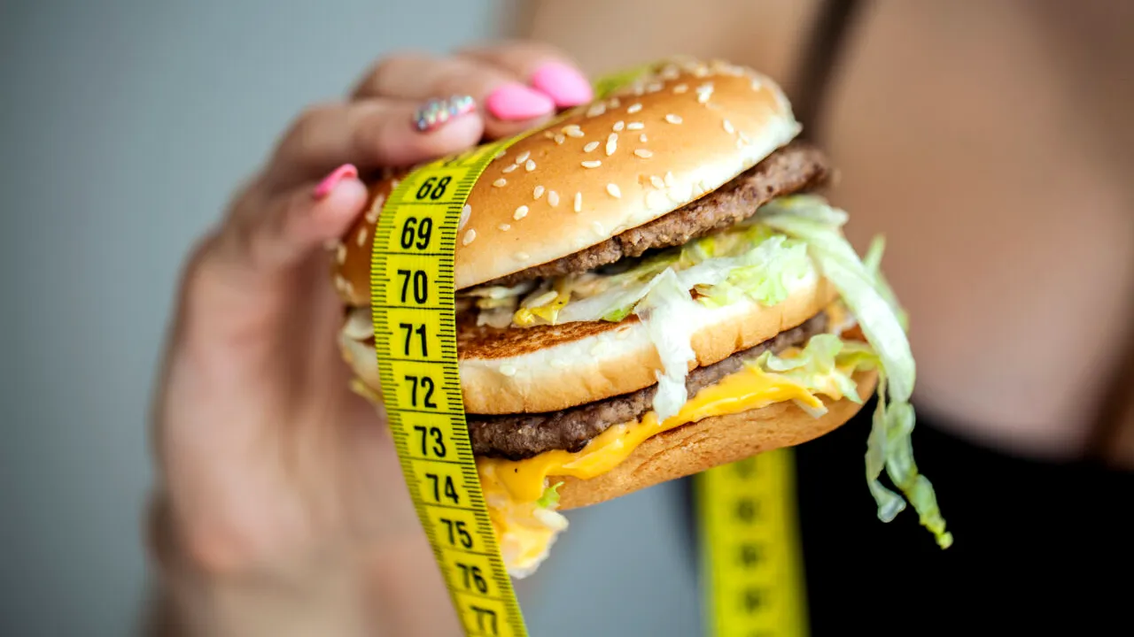 Motivul surprinzător pentru care nu reușești să slăbești și ai pofte alimentare exagerate