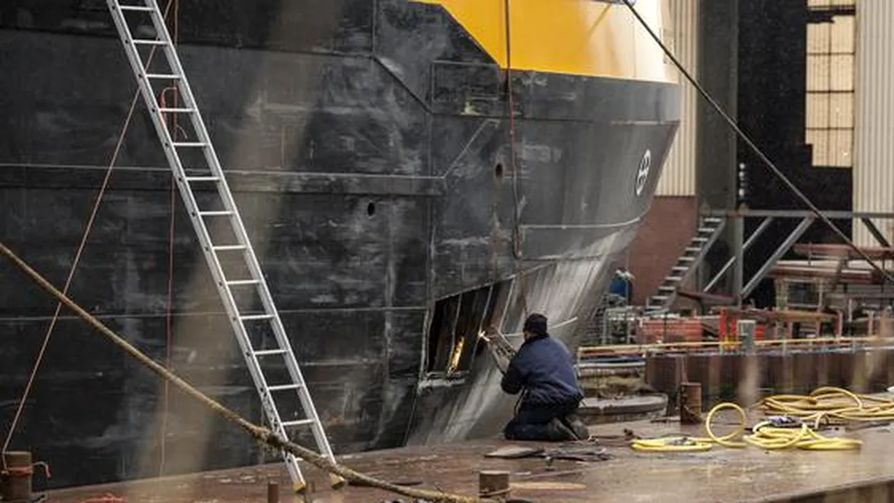 Muncitorii români, exploatați în șantierele navale din Olanda. Cât de mici sunt salariile lor