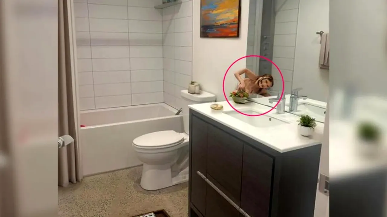 Greșeala făcută de un agent imobiliar. A pus din greșeală în fotografiile de prezentare un demon care iese din oglindă, cu ajutorul AI-ului