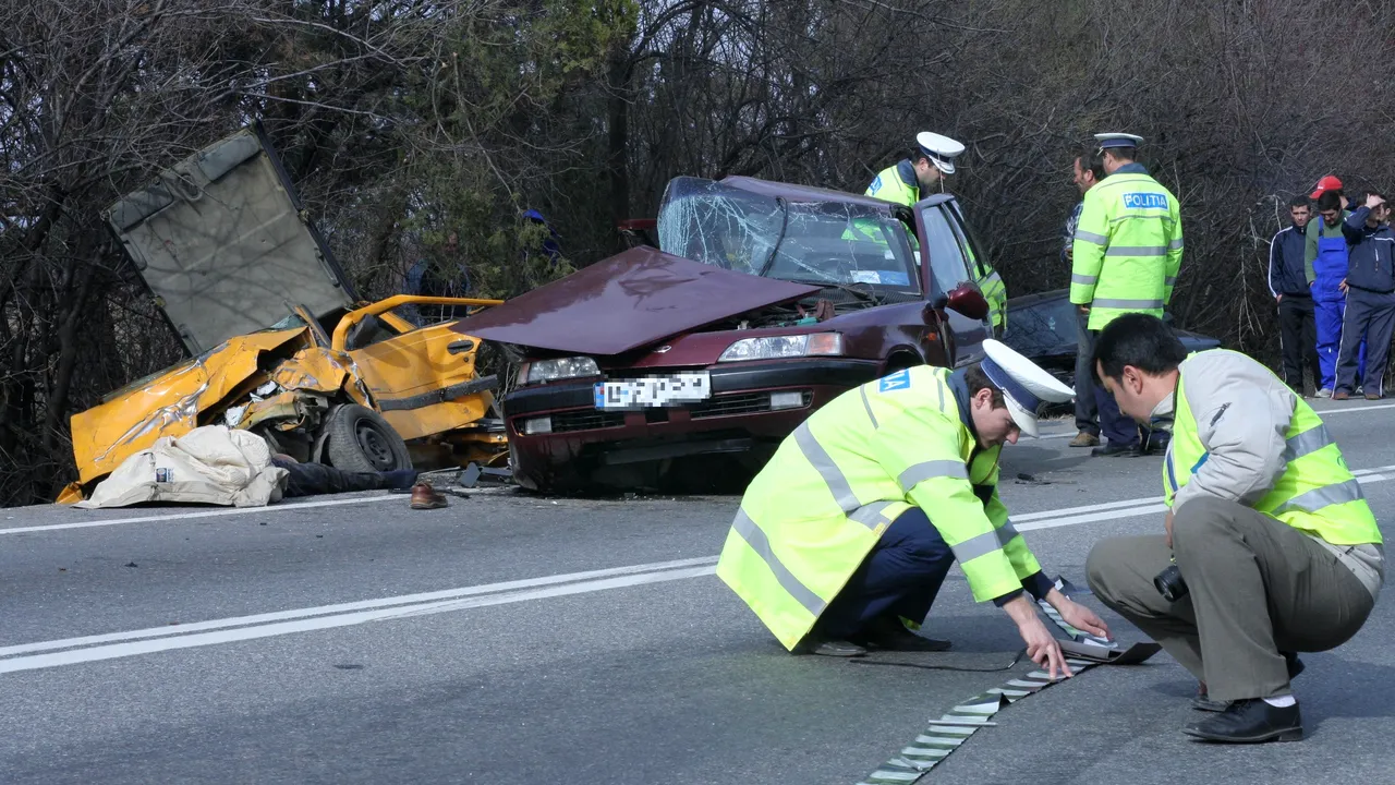 ACCIDENT pe DN 17 D din cauza poleiului. Patru mașini au derapat, o persoană a fost grav rănită