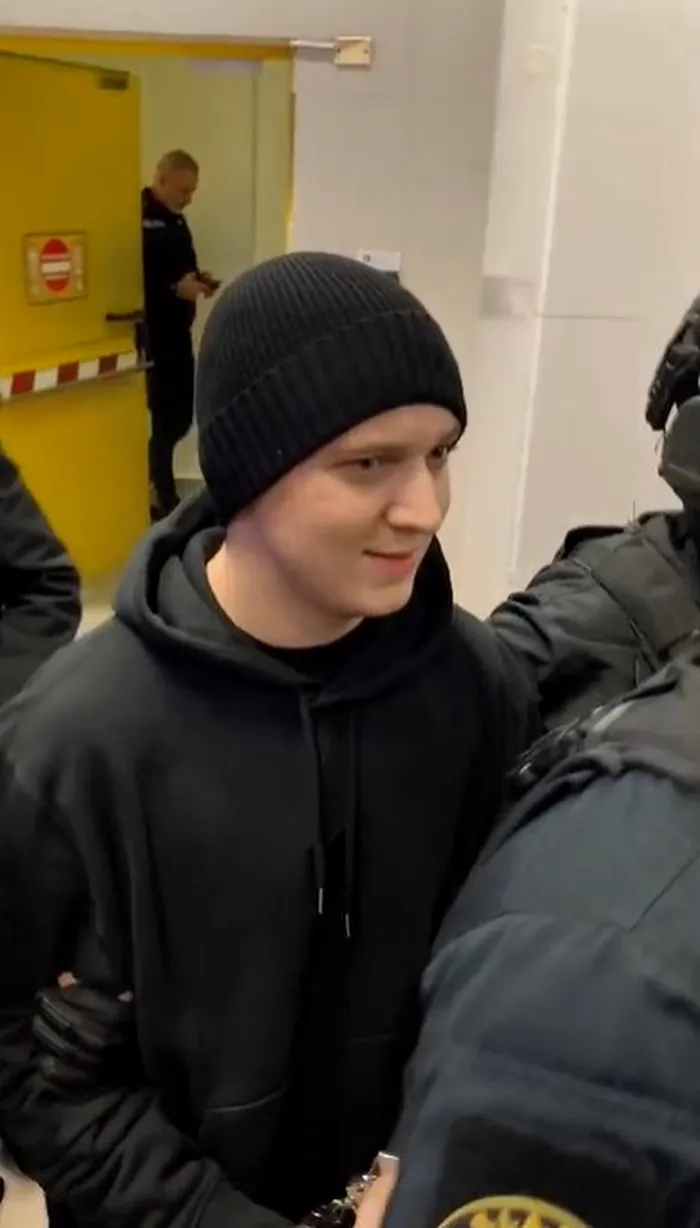 Dorian Potra, fiul mercenarului Horațiu Potra, escortat în cătușe pe aeroportul Otopeni