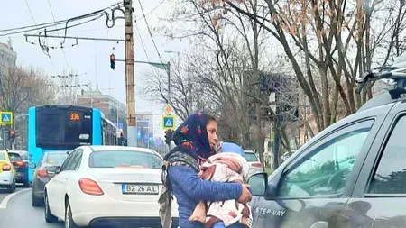 Mai multe femei cereau „bani pentru lapte praf” la semafor. Ce erau, de fapt, „bebelușii” din brațele lor
