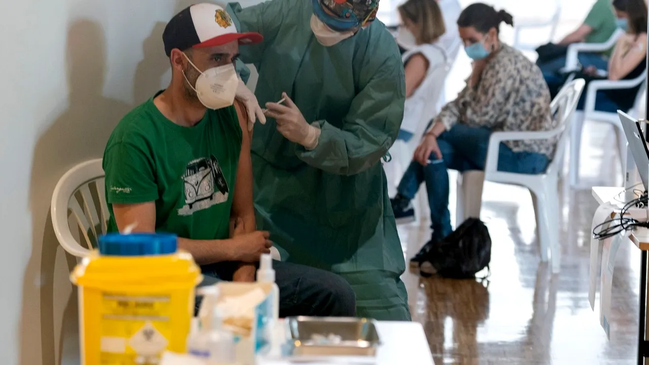 Bărbații tineri, influențați de mame în privința vaccinării anti-COVID. Ce arată datele surprinzătoare ale unui studiu (EXCLUSIV)