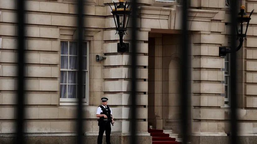 Un polițist britanic, arestat după descoperirea unor muniții la Palatul Buckingham