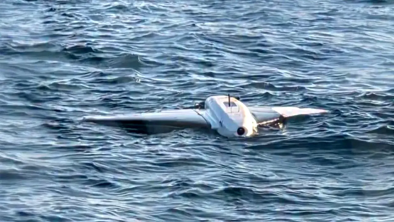 Forțele Navale Române au recuperat o aripă de dronă din apropierea platformei Neptun Alpha