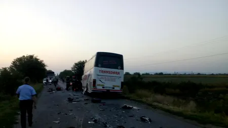 Accident grav între un autocar și un microbuz. Două persoane au murit și mai multe sunt rănite