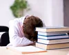 Bacalaureat 2025. Un elev a fost eliminat din examen după ce a ADORMIT chiar pe foaia de test: „M-au trezit supraveghetoarele la final”