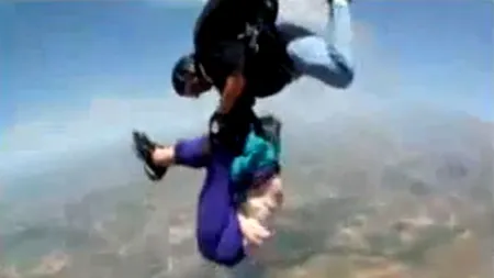 VIDEO: Ce a pățit o femeie de 80 de ani care a sărit cu parașuta. 141.000 de oameni au văzut-o pe YouTube în două zile