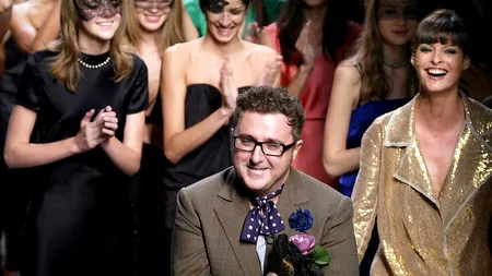 A murit creatorul de modă Alber Elbaz. Avea 59 de ani și era infectat cu Covid-19