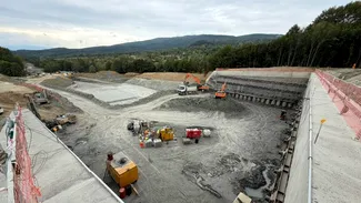 Secțiunea 3 a Autostrăzii Sibiu-Pitești prinde contur. Peste 80% din infrastructura pentru „cârtița” care va fora tunelul Poiana este gata