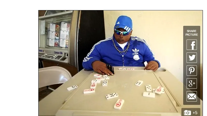 La prima vedere, bărbatul din imagine se distrează la un joc de domino. Un singur detaliu schimbă totul
