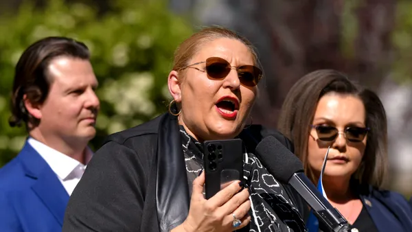 Șoșoacă a făcut scandal la Cotroceni. Ce cadou „otrăvit” i-a adus lui Nicușor Dan