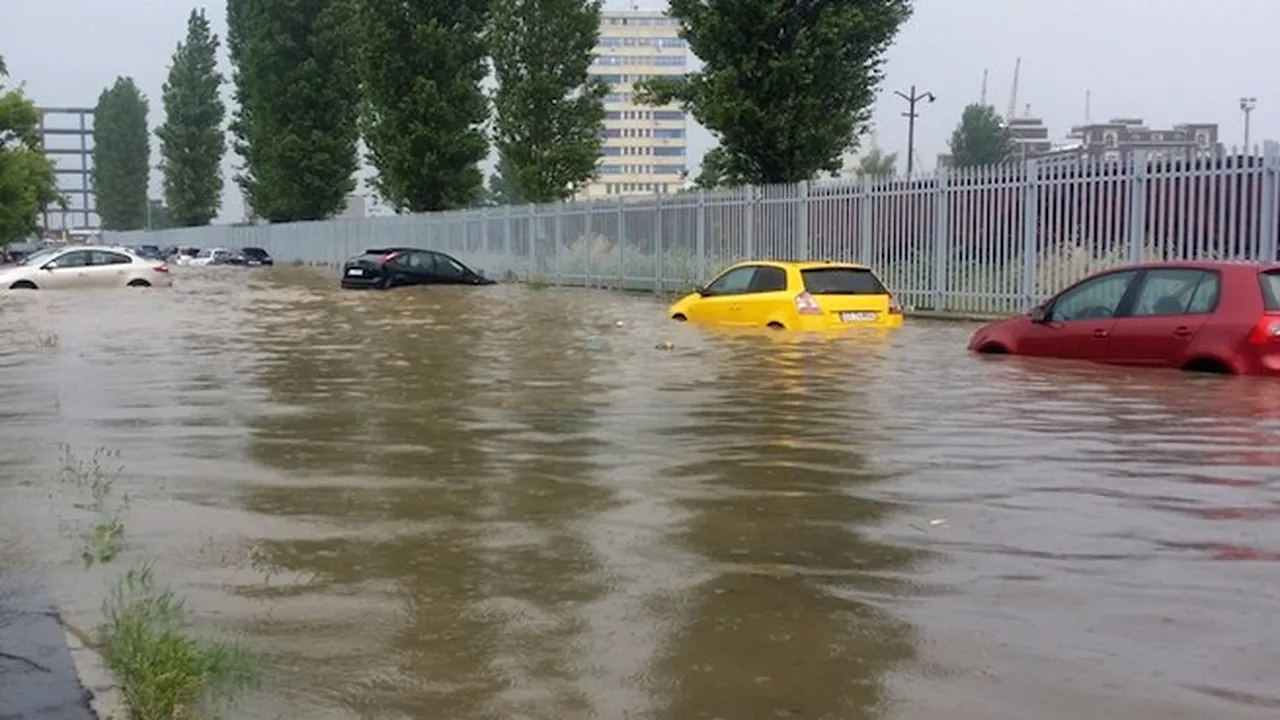 Mai multe persoane rămase blocate în mașini în urma unei viituri, salvate de pompieri