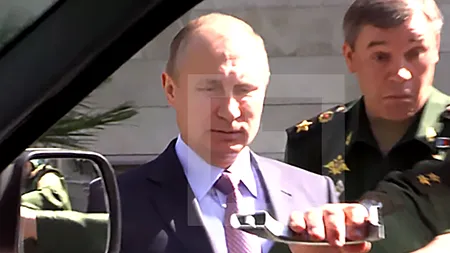 Ce pățește o portieră care nu vrea să se deschidă în fața lui Putin