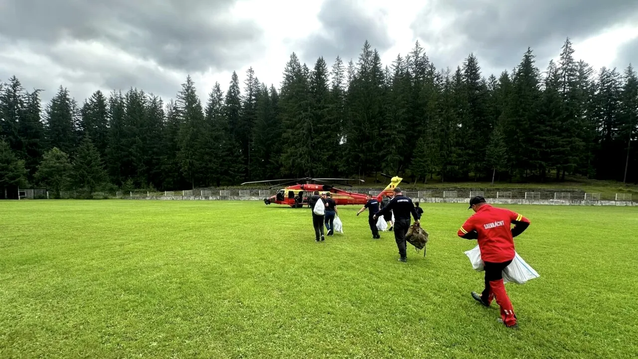 Brânza ciobanilor sinistrați din Suceava, SALVATĂ cu elicopterul Black Hawk al SMURD