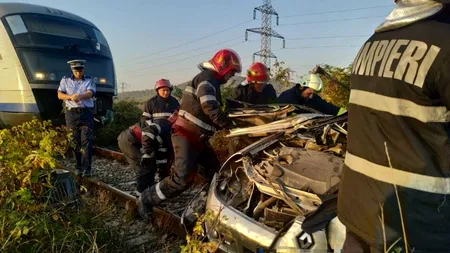 Două persoane au murit după ce mașina în care se aflau a fost lovită de un tren, în Dâmbovița