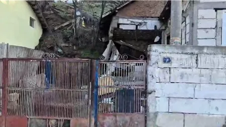 Alunecare de teren în Slatina: 25 de persoane evacuate, două locuințe deja afectate