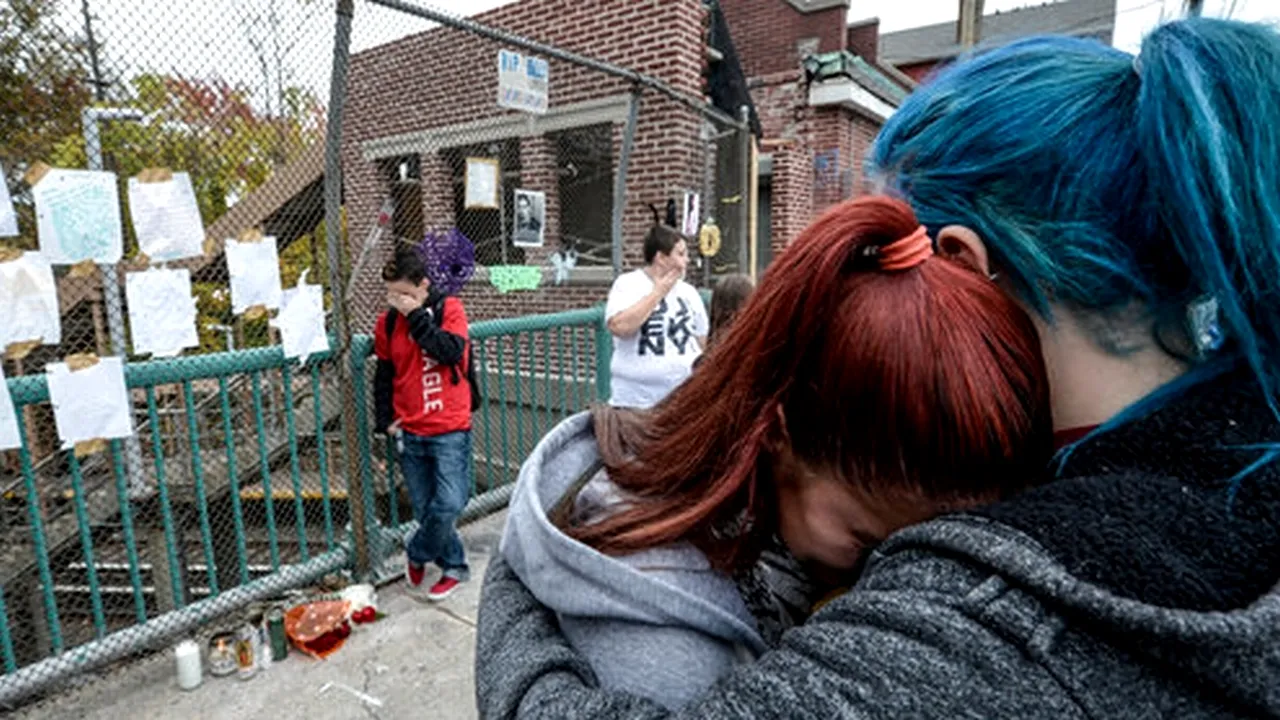 La 15 ani s-a SINUCIS în fața colegilor, aruncându-se în fața trenului. VIDEO