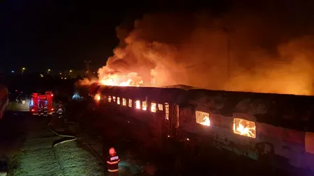 FOTO-VIDEO | Un incendiu puternic a izbucnit în zona Triajului de pe Calea Giulești. Mai multe vagoane dezafectate au fost cuprinse de flăcări