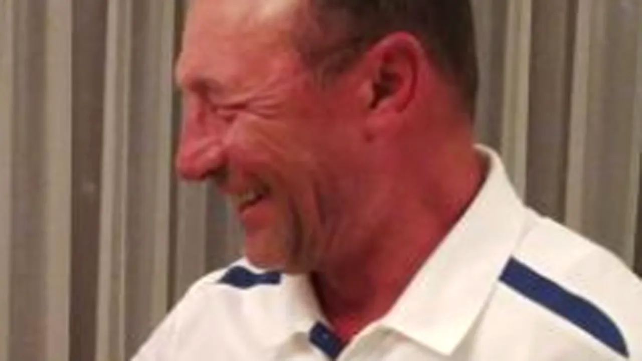 Președintele Băsescu și soția sa au ciocnit ouă roșii pe Facebook, premierul și familia lui s-au fotografiat la mare. GALERIE FOTO