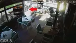 Explozia unui pneu de la o mașină de gunoi a spulberat vitrinele unei pizzerii din Târgu Jiu. O gravidă ieșise din local cu câteva secunde înainte