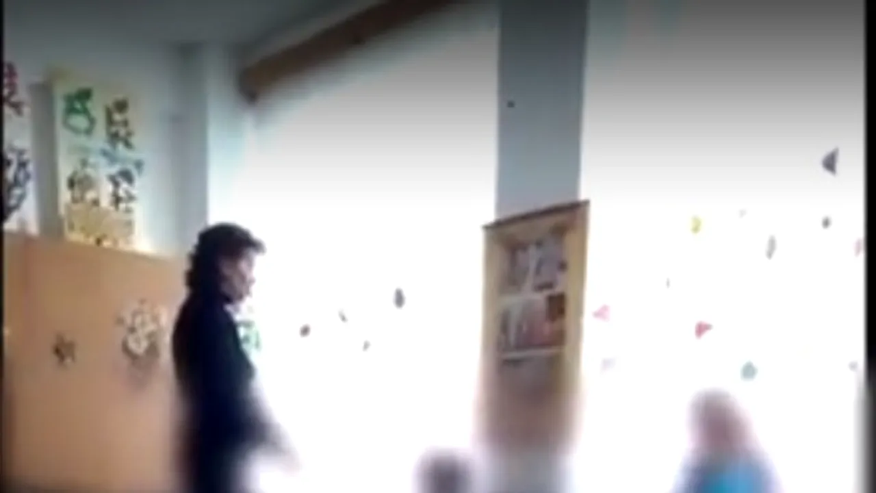 Educatoare, filmată de un părinte în timp ce bătea copiii: 
