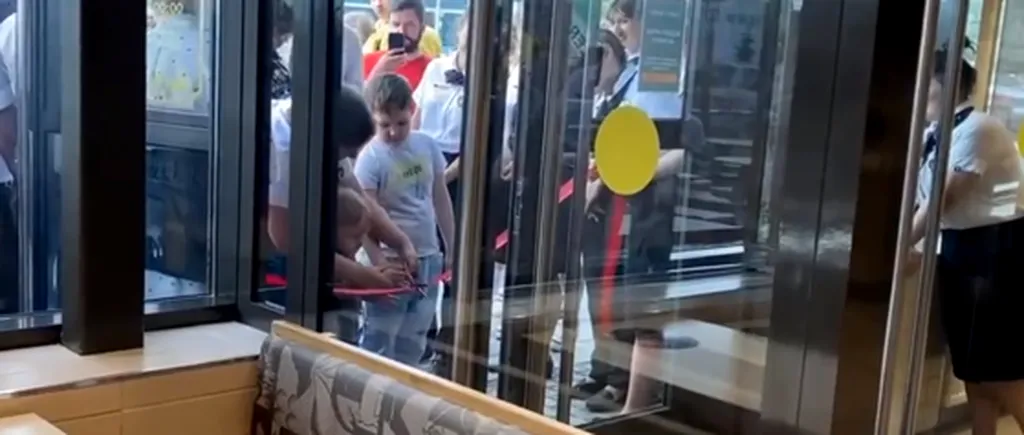 A fost deschisă prima copie rusească a McDonald's. Panglică tăiată şi aplauze la Moscova