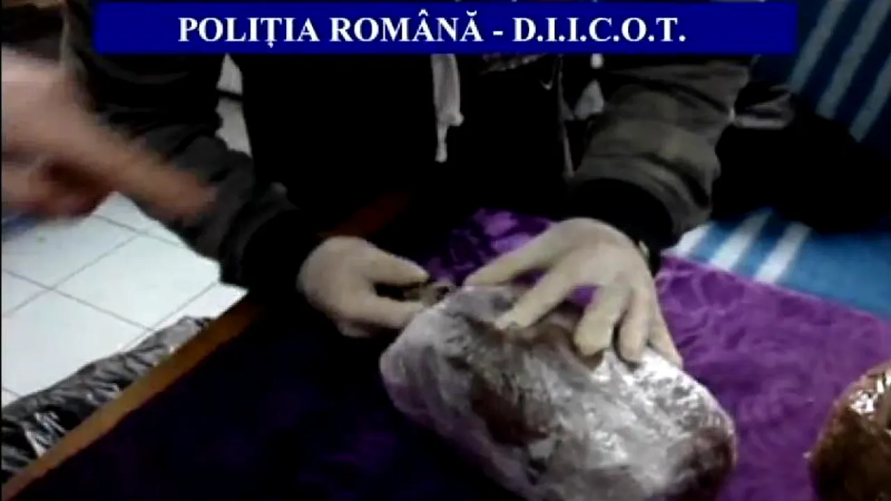 VIDEO. Poliția i-a prins pe doi tineri din Roman cu un kilogram de cannabis de Crăciun