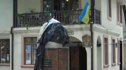 Bustul poetului Mihai Eminescu, decapitat în orașul Hliboca, a fost refăcut