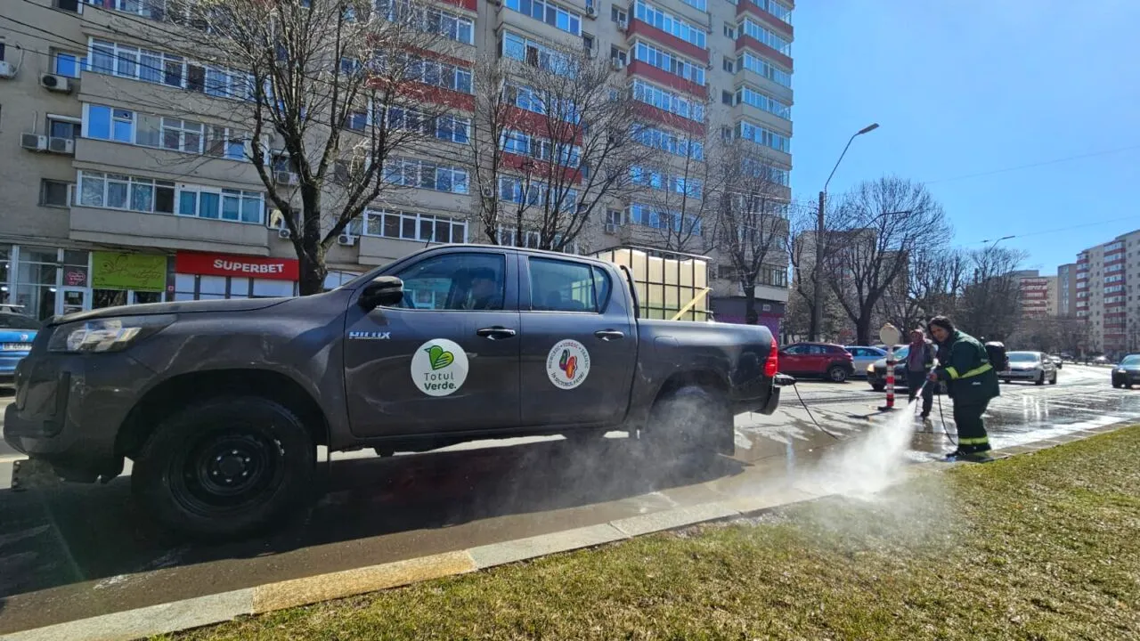 A început curățenia de primăvară în Sectorul 4! În paralel, se derulează programul de reparații locale și cel de mentenanță a mobilierului urban
