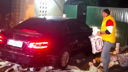 FOTO | Protest cu suluri de hârtie igienică aruncate la poarta de la Vila Lac. Protestatarii le reproșează liberalilor intenţia de a face guvern cu PSD