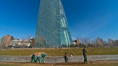 Cererea pentru CREDITE este în scădere în Uniunea Europeană, în contextul politicii monetare stricte