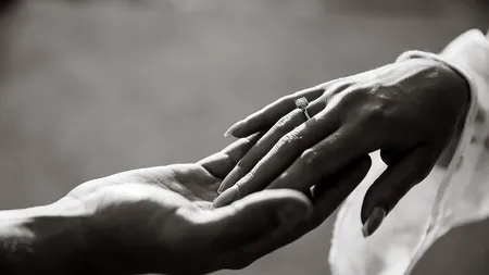 Un bărbat și-a cerut iubita în căsătorie după ce a găsit un inel de logodnă într-un pește. Care este răspunsul partenerei