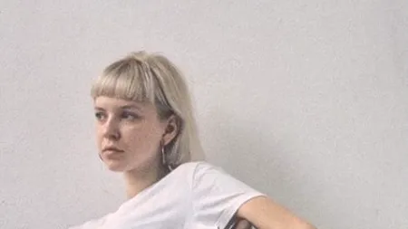 Imaginile zilei. Ce fac unii pentru popularitate: O tânără a distrus cu ciocanul un înger de 200 de ani doar pentru a câștiga mai mulți urmăritori pe o rețea de socializare - VIDEO