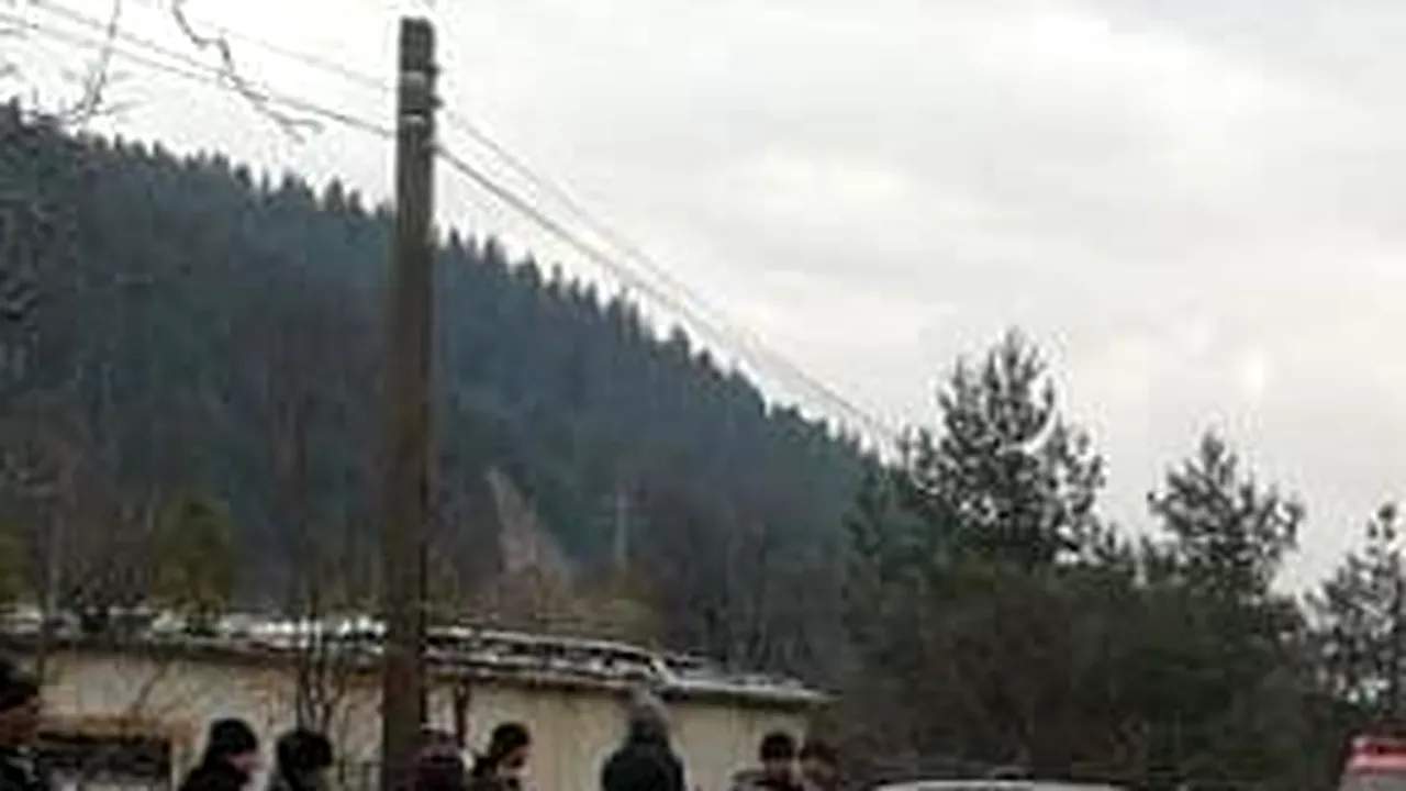 A luat curba în viteză și a intrat peste oameni, în curte. Șoferița a băgat în spital doi copii