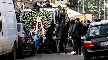 Imagini copleșitoare de la înmormântarea celor două fete ucise în accidentul din Andronache / FOTO+VIDEO
