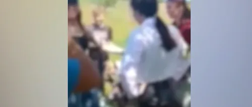 VIDEO șocant. O fată a fost bătută pe un câmp din Iași și lovită cu piciorul în piept de un băiat! Alți minori fac „galerie” și filmează ca la un proces public