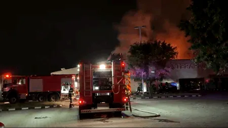Incendiu puternic la un depozit din Chiajna. Pompierii au intervenit cu 15 autospeciale