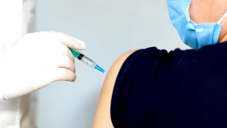 Inflamațiile cardiace ar trebui trecute ca efecte secundare ale vaccinurilor Moderna și Pfizer, spun specialiștii EMA