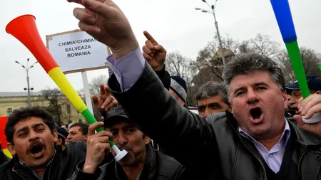 Angajații de la Oltchim Râmnicu Vâlcea l-au forțat pe prefect să intre la discuții cu sindicatele