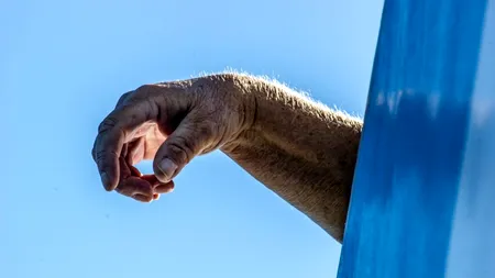 SUPRAVIEȚUIRE. Îngropată de vie de propriul fiu. Femeia, paralizată, a fost salvată după trei zile datorită norei