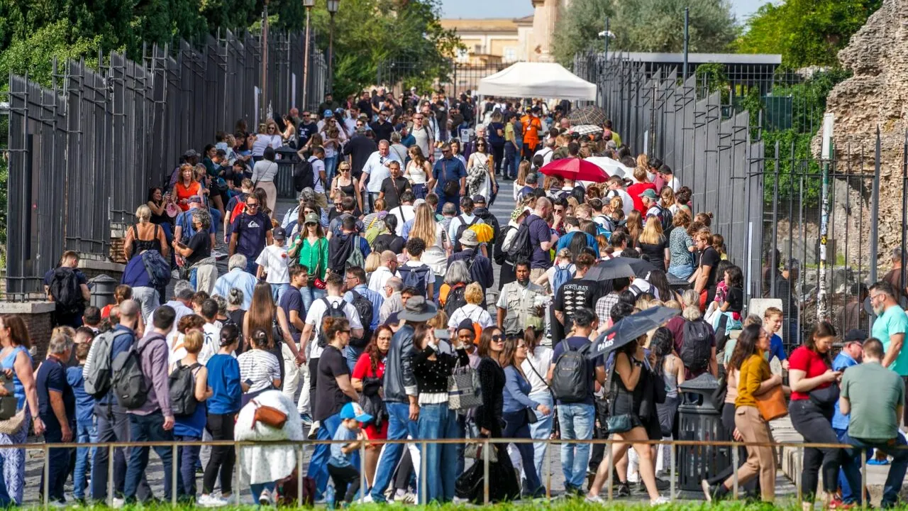 Sătui de turiști și de creșterea chiriilor, localnicii din Roma se răzbună pe locuințele date la închiriat pe termen scurt