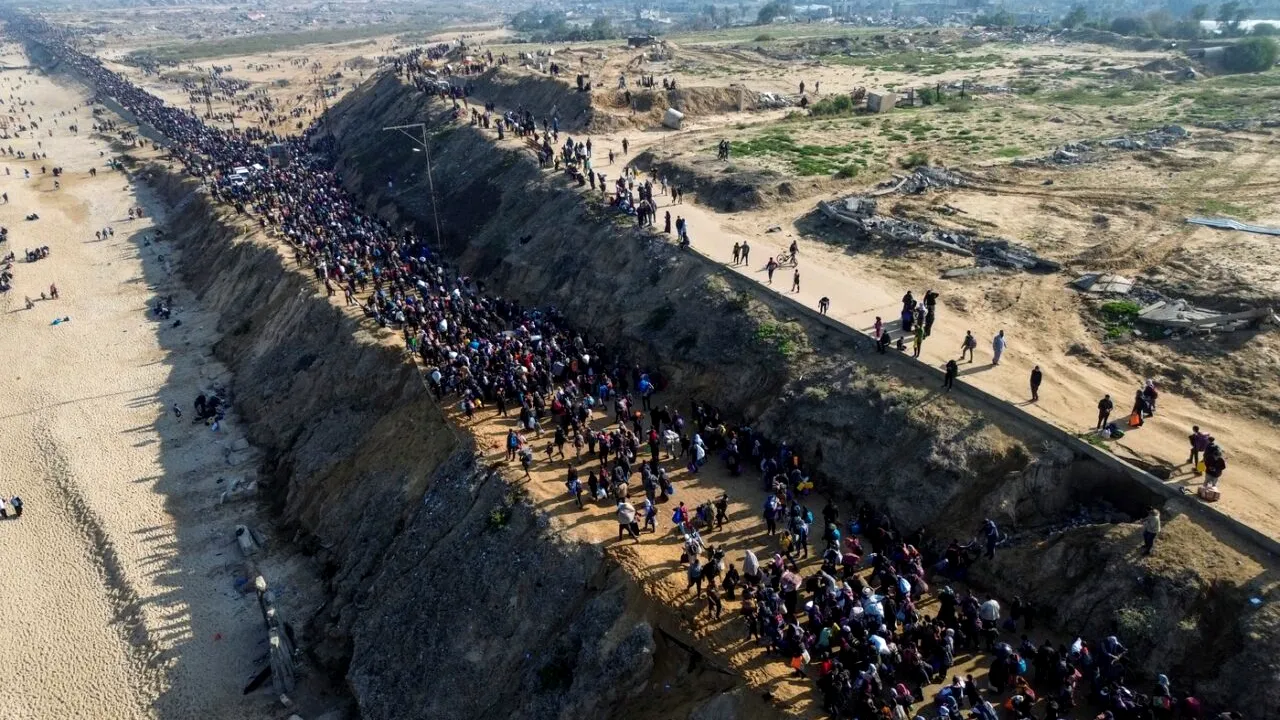 Imagini impresionante: Mii de palestinieni se ÎNTORC în nordul Fâșiei Gaza, după ce Israelul le-a permis să revină