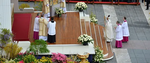 Papa Francisc oficiază Sfânta Liturghie pascală în fața a mii de credincioși, la Vatican