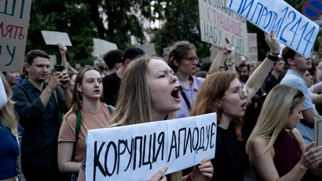 Ucraina: Primele PROTESTE importante împotriva lui Zelenski după instituirea legii marțiale. Ce e în spatele nemulțumirii ucrainenilor