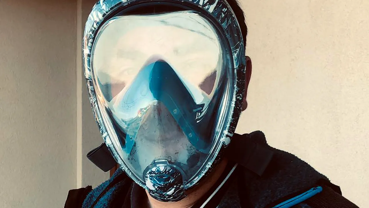 FABULOS. Au reușit să modifice o mască de snorkeling, pentru a putea fi purtată de medici