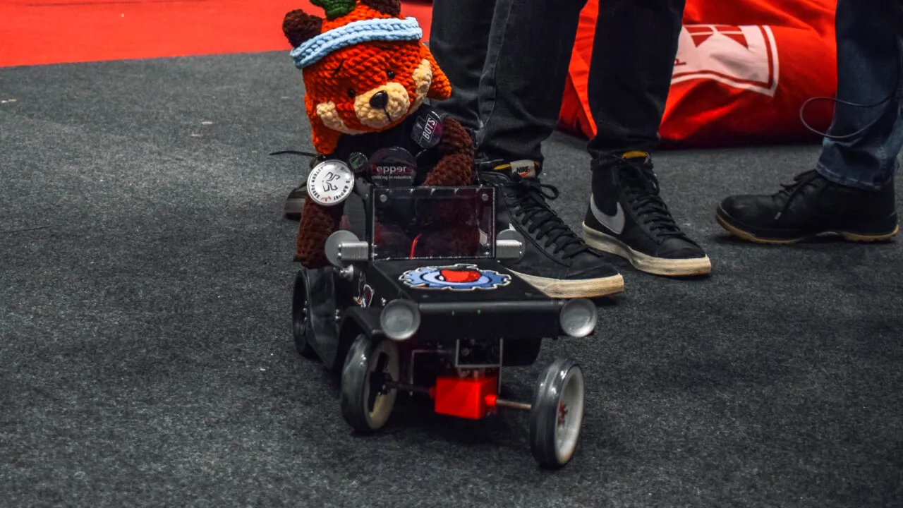 Sunt cei mai buni din țară la robotică, dar nu au BANI să meargă la concurs în SUA. Liceenii din Iași au nevoie de 80.000 de dolari