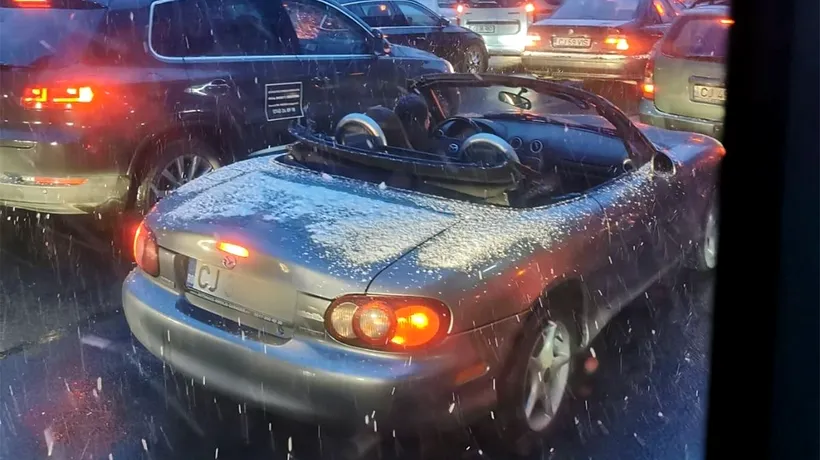 Ce a pățit această ȘOFERIȚĂ din Cluj, după ce a ieșit cu Mazda decapotată în plină ninsoare